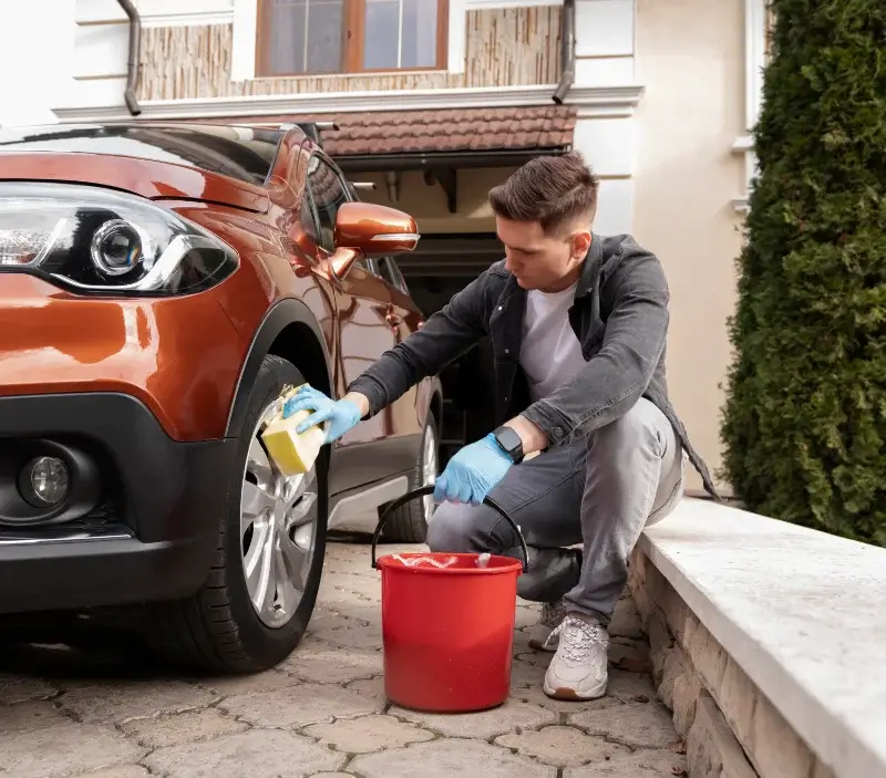 Lavage auto à domicile Saint-Pons-de-Mauchiens : professionnel intervenant sur un véhicule